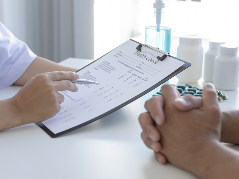 相談しているイメージ写真